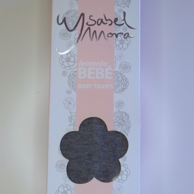 Embalagem branca com detalhes florais para collants de bebé Ysabel Mora e janela em forma de flor a mostrar tecido cinzento