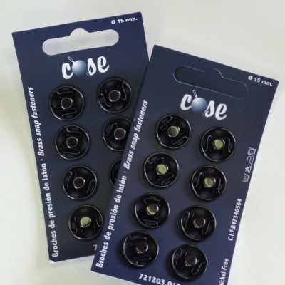 Cartões com fechos de pressão de latão pretos em embalagem azul escuro