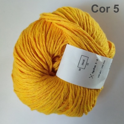 Novelo de lã amarelo com etiqueta branca, texto Cor 5 no fundo branco