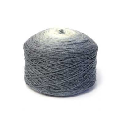 Novelo de linha cinza com centro branco etiquetado Cor 209