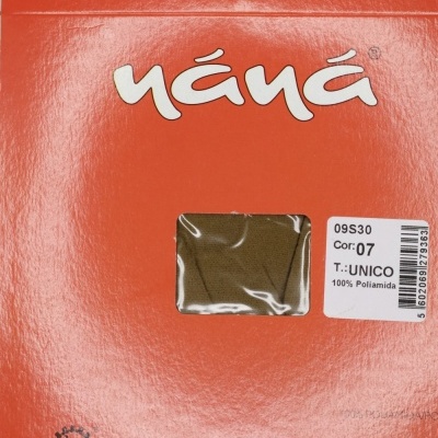 Embalagem vermelho com amostra de tecido castanho e texto informativo