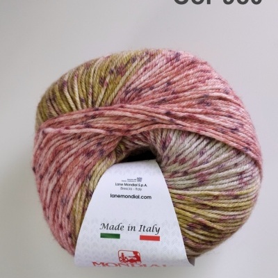 Novelo de lã multicolorido com etiqueta 'Made in Italy'
