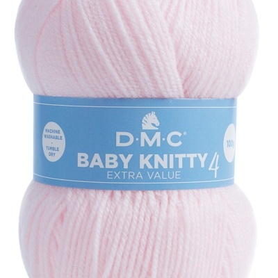 Novelo de lã cor rosa muito clara com etiqueta azul DMC BABY KNITTY 4