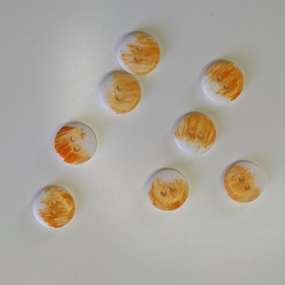 Botões redondos laranja e branco sobre fundo branco