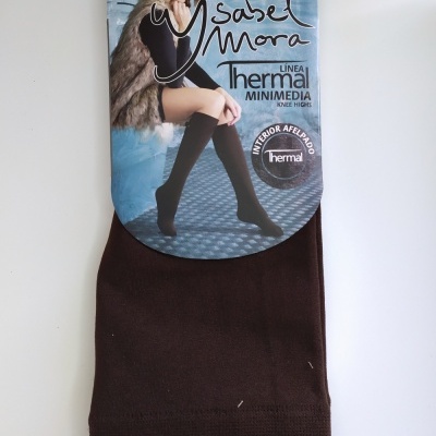 Embalagem de meias térmicas castanhas Isabel Mora com imagem de mulher usando as meias