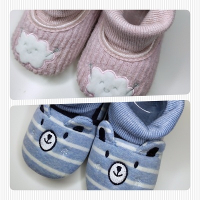 Dois pares de sapatinhos de bebé cor de rosa e azul, com padrões de nuvem e urso.