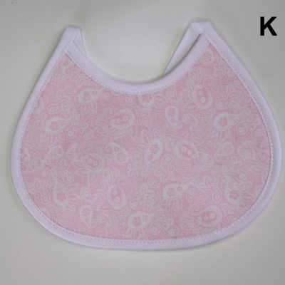 Babete cor-de-rosa com padrão branco e bordas brancas sobre fundo branco
