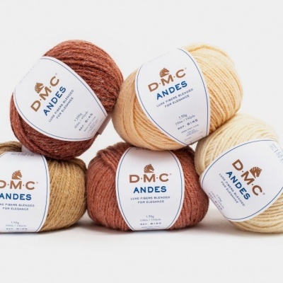 Cinco novelos de lã D.M.C Andes em tons naturais com etiquetas brancas.