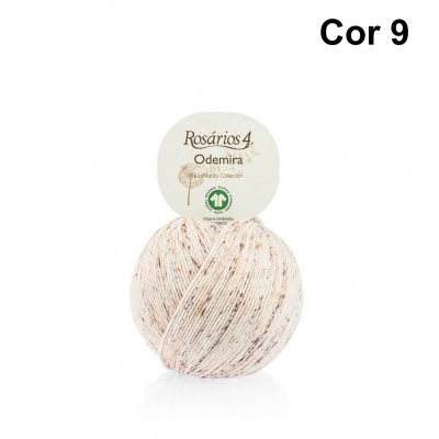 Novelo de fio branco com pontinhos castanhos e etiqueta Rosários 4 Odemira