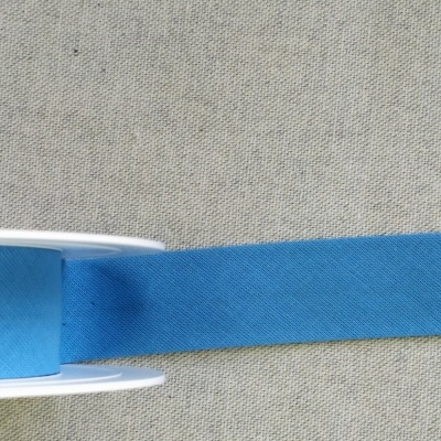 Fita azul em bobina sobre tecido cinza com texto Azul