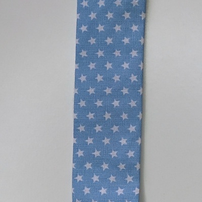 Clipe para chupeta azul com estrelas brancas e clipe plástico branco