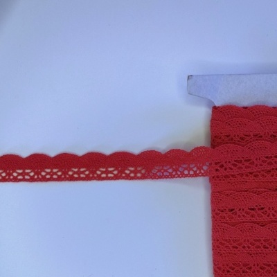 Rolo de renda vermelha com padrão floral e borda ondulada