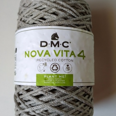 Novelo de fio de algodão reciclado cinzento claro com etiqueta D.M.C. NOVA VITA 4 Cor 111