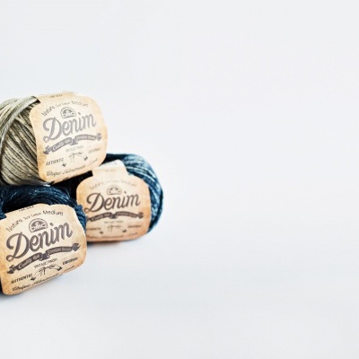 Novelos de fio de algodão com etiquetas de papel e diferentes cores