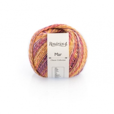 Novelo de fio multicolorido com etiqueta da marca Rosários 4, linha Mar.