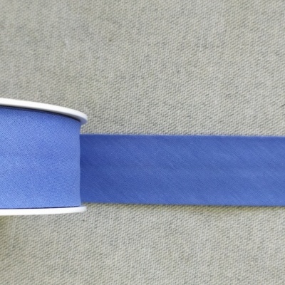 Rolo de fita azul com texto Azul 2 sobre fundo cinza