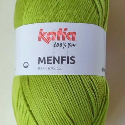 Novelo de lã Katia cor verde claro com etiqueta branca e texto