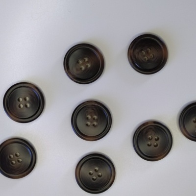 Oito botões castanhos redondos com quatro furos cada em fundo branco com texto 'Castanho'