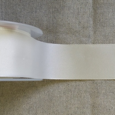 Fita decorativa pérola sobre tecido cinza