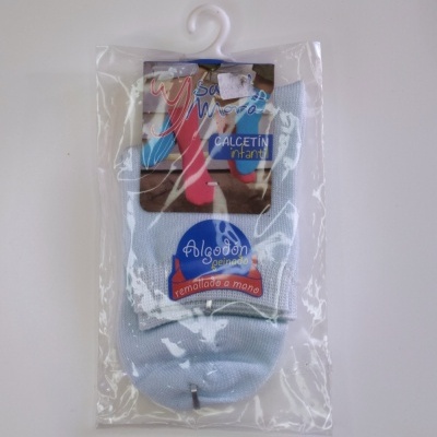 Meias infantis azul claro em algodão com embalagem plástica e etiqueta colorida