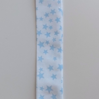 Prendedor de tecido branco com estrelas azuis e clipe branco