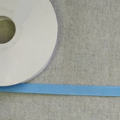 Fita azul em carretel branco sobre fundo cinzento com texto 'Azul'.