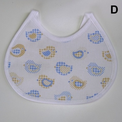 Babete redondo branco com pássaros azuis e castanhos