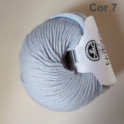 Novelo de fio azul claro com etiqueta e texto Cor 7