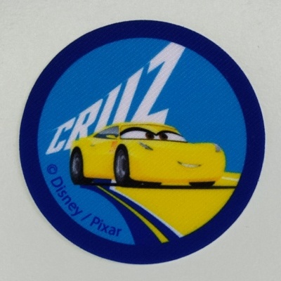 Imagem redonda com carro amarelo e texto CRUZ da Disney Pixar