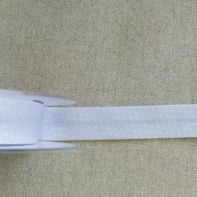 Fita branca texturizada em rolo sobre tecido bege, texto 'Padrão 4' ao fundo