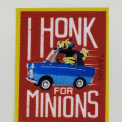 Autocolante I HONK FOR MINIONS com Minions num carro azul sobre fundo vermelho e borda amarela