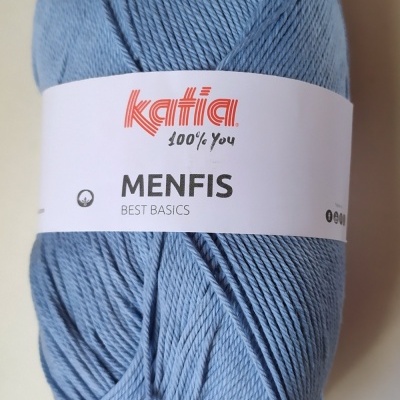 Novelo de fio azul claro Katia Menfis com rótulo branco