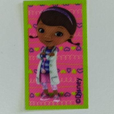 Adesivo retangular com personagem infantil em jaleco e fundo rosa com padr       es coloridos