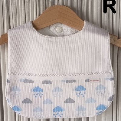 Babete branco com padrão de nuvens azuis e cinzentas