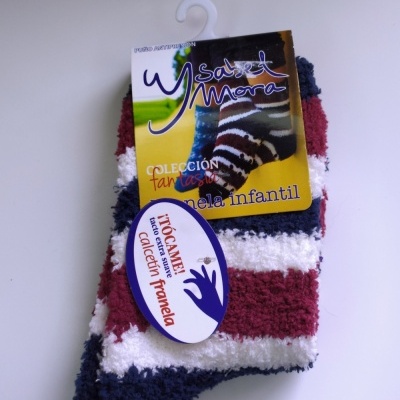 Meias infantis de tecido flanela com riscas azul, branca e vermelha e etiquetas penduradas