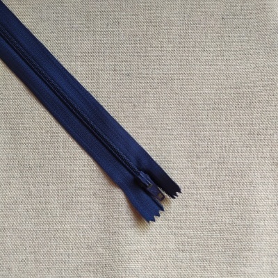 Fecho éclair azul escuro em tecido sobre superfície bege com texto 'Cor 627'