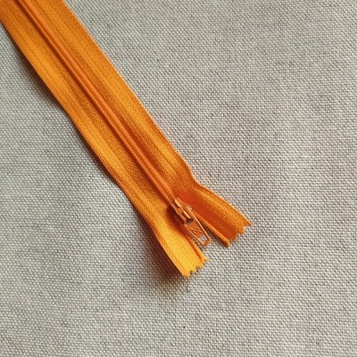 Fecho de correr laranja Cor 558 sobre tecido bege