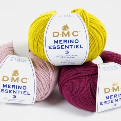 Três novelos de lã Merino Essentiel D.M.C. nas cores amarelo, rosa claro e bordô