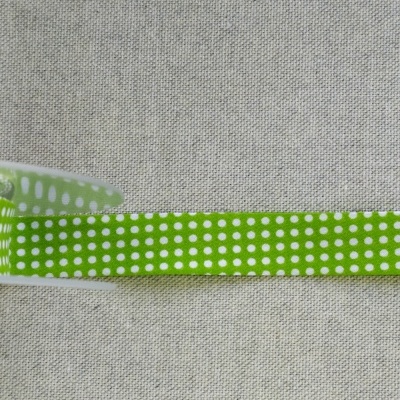 Fita verde com pontos brancos sobre tecido cinzento, com texto 'Padrão 11'