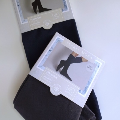 Dois pares de leggings térmicas preto e castanho com etiquetas da Ysabel Mora em fundo branco