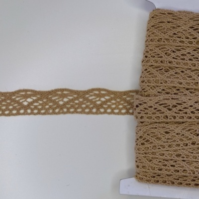 Renda castanha clara enrolada em cartão branco com padrão de malha aberta e texto 'Renda 18'