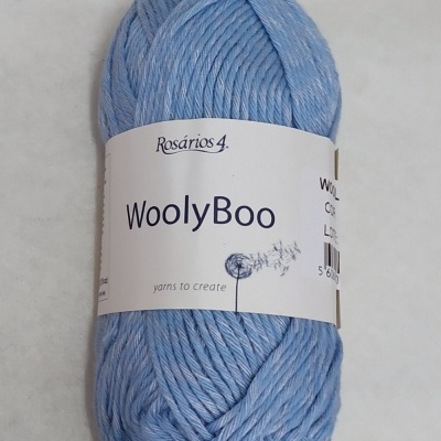 Novelo de lã azul claro WoolyBoo com rótulo branco e ilustração de dente de leão
