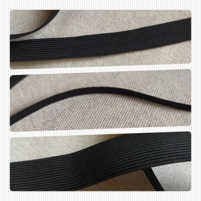 Tiras elásticas negras com texturas variadas sobre tecido bege