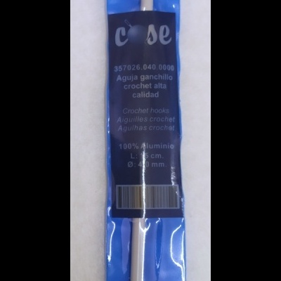 Agulha de crochet em alumínio prateado embalada numa embalagem azul