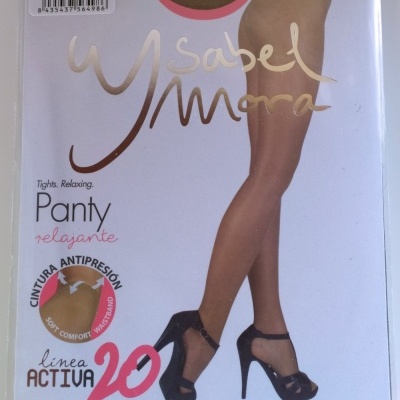 Embalagem de pantyhose bege 20 Den com imagem de pernas femininas e textos promocionais.