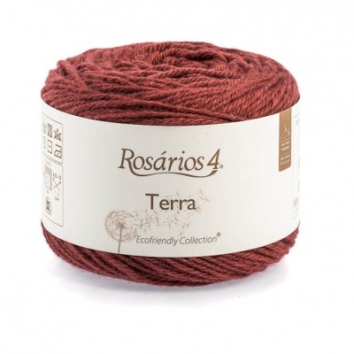 Novelo de fio castanho avermelhado Rosários 4 Terra com rótulo branco