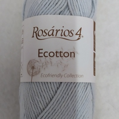Novelo de fio azul claro Rosários 4 Ecotton cor 111 com rótulo branco e fundo claro