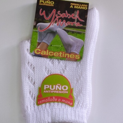 Meias brancas Isabel Mora com punho antipressão e remallado à mão em embalagem com etiqueta colorida