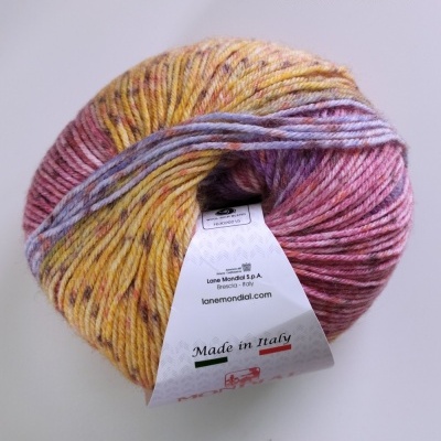 Novelo de lã multicolorida com rótulo branco