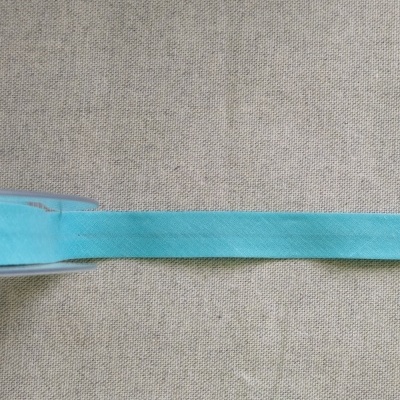 Rolo de fita azul clara sobre fundo bege com texto 'Cor 6'